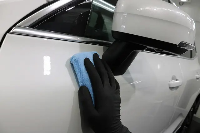 東京都　板橋区　ボルボXC60 セラミックコーティング施工中の写真
