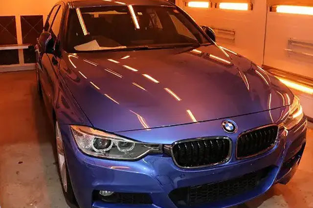 BMW320　カーコーティング　遠赤外線ブースによる熱乾燥中の画像