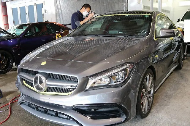 東京都台東区　メルセデスベンツCLA45AMG　カーコーティング　研磨作業中の写真