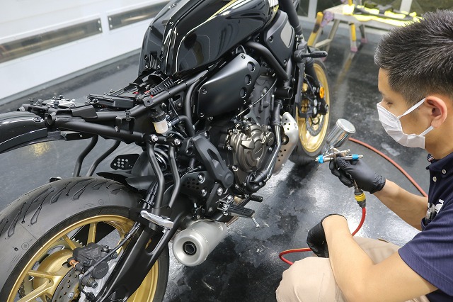 ヤマハXSR700　バイクコーティング剤吹き付け中の画像